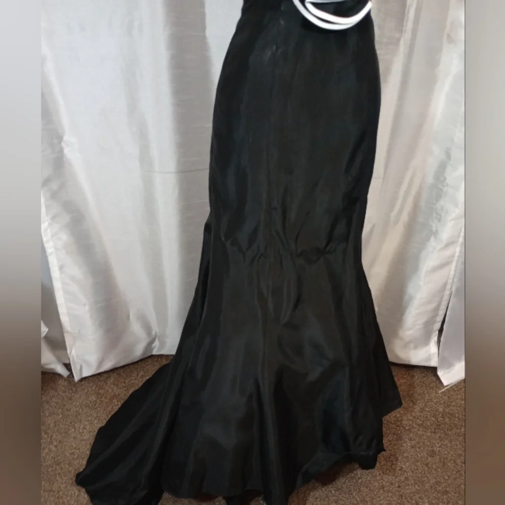 Spanish halter Ruffled Neck Dress, flared tulle Train, Black/White, Sleeveless,6